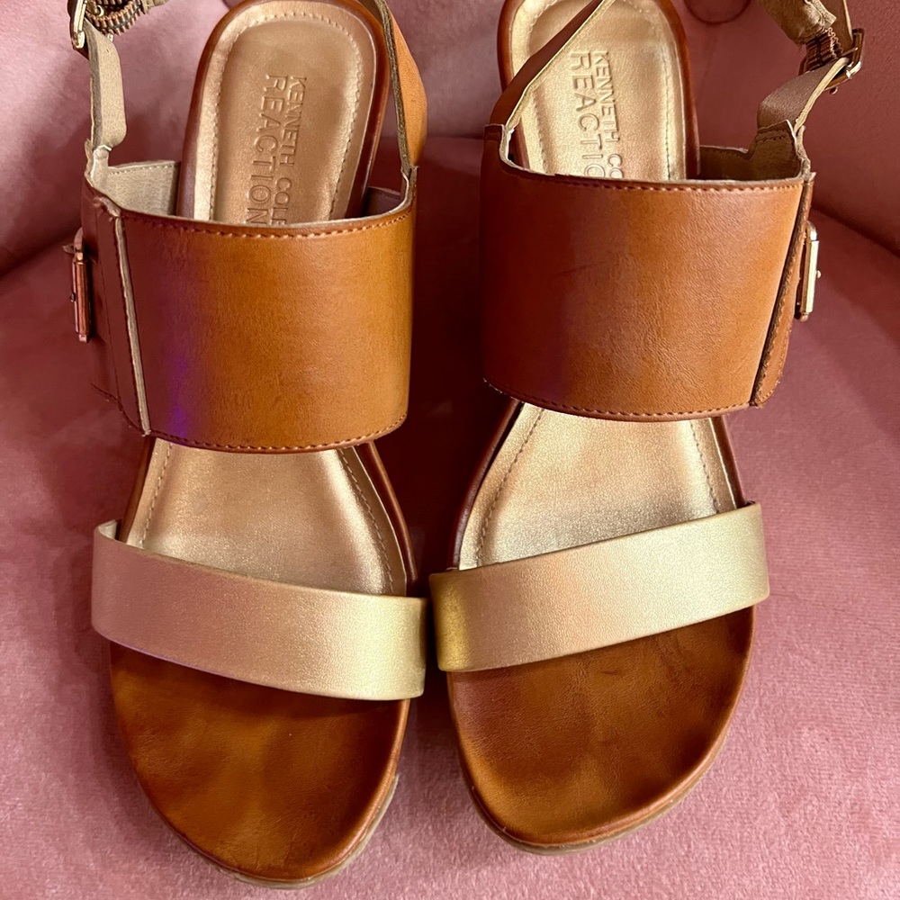 Kenneth Cole size 8 tan and gold strap sandal wedges